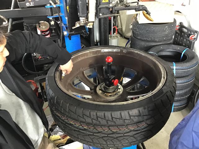 キャデラック　エスカレード　26インチ　持ち込みタイヤ交換　295/30R26　輸入車　堺市北区　中百舌鳥　深井　大阪　三国ヶ丘　上野芝　堺東　泉北