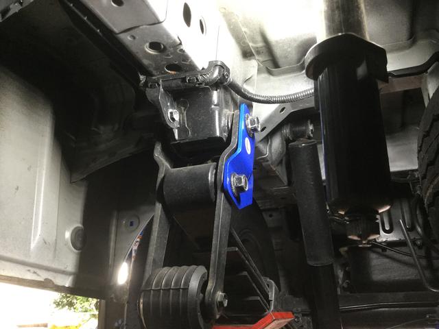 リヤスタビライザー取付のハイエースです。