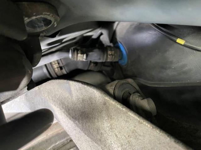 ボルボ　XC70　ガソリン漏れ　フューエルホース交換