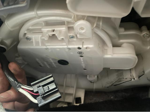 レクサス HS250H ブロアモーター交換 エアコンからガタガタ音 レクサス HS250H ブロアモーター交換 エアコンからガタガタ音