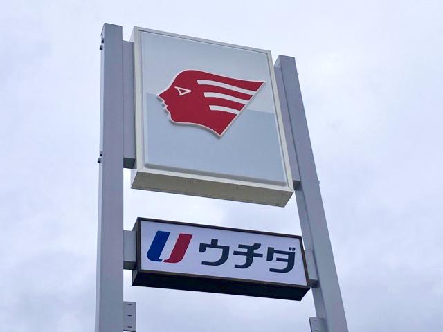 ガソリンスタンド併設！こちらの看板が目印です。