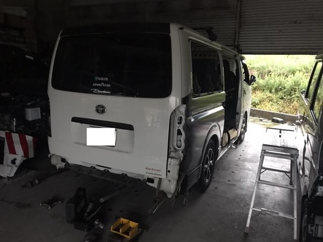 ハイエース板金修理【加古川市　車検　修理　取付　お任せください】
