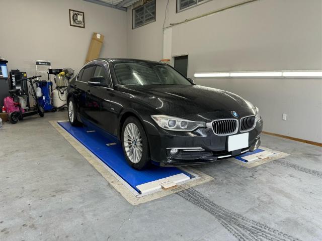 BMＷ　３２０ｄ　Ｆ３０　エンジンオイル漏れ　冷却水漏れ　ヘッドカバーガスケット交換　アッパーホース中間パイプ交換　株式会社ワイズ 無料代車　当日車検OK　岸和田　和泉　泉佐野　堺　貝塚　忠岡　高石　熊取