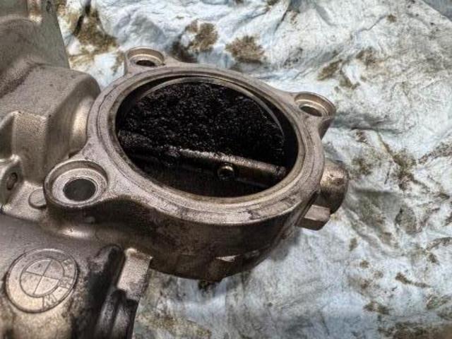 ＢＭＷ 3シリーズ 320d F30 エンジンオイル漏れ 修理 オイルエレメントハウジング交換 ガスケット交換 清掃 インマニ スロットルボディ 株式会社ワイズ 岸和田輸入車整備 ディーゼル 大阪 堺市 高石 和泉 泉大津 泉佐野 貝塚