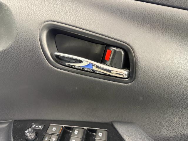 トヨタ 50系 プリウス ZVW50 51 電装品取り付け インナーハンドルイルミ イルミスカッフプレート 取り付け 持ち込み 株式会社ワイズ 岸和田自動車整備 大阪 堺市 和泉 高石 貝塚 泉大津 泉佐野 熊取 狭山 河内長野