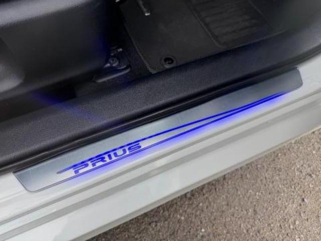 トヨタ 50系 プリウス ZVW50 51 電装品取り付け インナーハンドルイルミ イルミスカッフプレート 取り付け 持ち込み 株式会社ワイズ 岸和田自動車整備 大阪 堺市 和泉 高石 貝塚 泉大津 泉佐野 熊取 狭山 河内長野