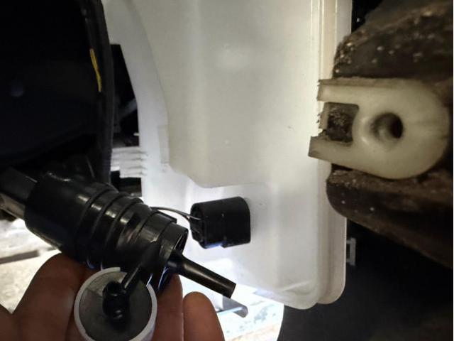 MINI　クーパーD　ウォッシャー液漏れ　診断　故障修理　ミニクーパー　ウォッシャーポンプ　グロメット交換　株式会社ワイズ　岸和田輸入車整備　ドイツ車　S　イギリス　クラブマン　BMW　大阪　堺市
　和泉　高石　貝塚　泉大津　泉佐野