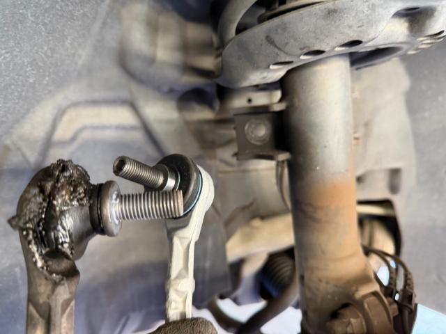 メルセデス・ベンツ W212 Ｅクラス スタビリンクロッド交換 持ち込み ブーツ破け 株式会社ワイズ 岸和田輸入車整備工場 南大阪 堺市 和泉 高石 泉大津 貝塚 泉佐野 泉南 狭山 河内長野