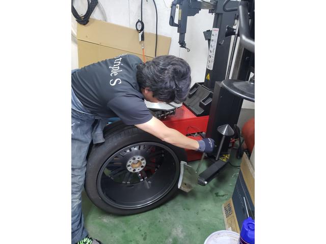 トリプルエス　京都　外車、輸入車修理　ポルシェ　マカン　タイヤ交換