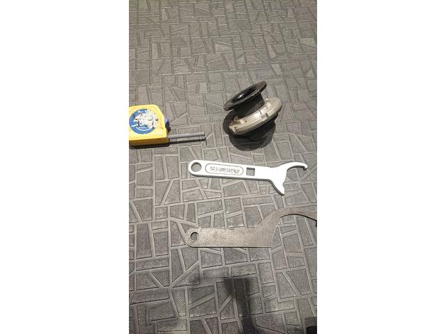 トリプルエス　京都　外車、輸入車修理　C25　日産　後期型セレナ ブレーキパッド鳴き面取り車高調 調整