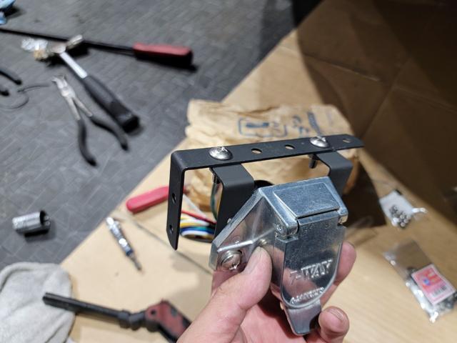 トリプルエス　京都　外車　輸入車整備　
ランドローバー　ヴェラール　ヒッチメンバー　取り付け