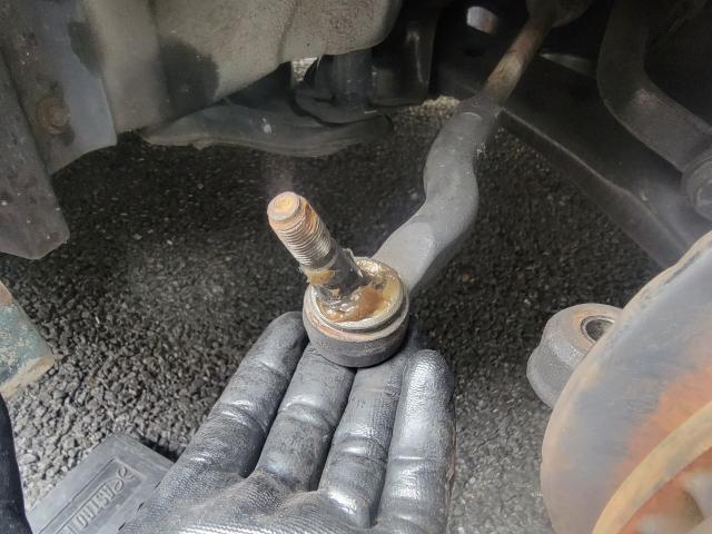 トリプルエス　京都　外車　輸入車整備　京都府　O様　トヨタ　ヴォクシー　DBA-AZR65G　タイロッドエンドダストブーツ　交換