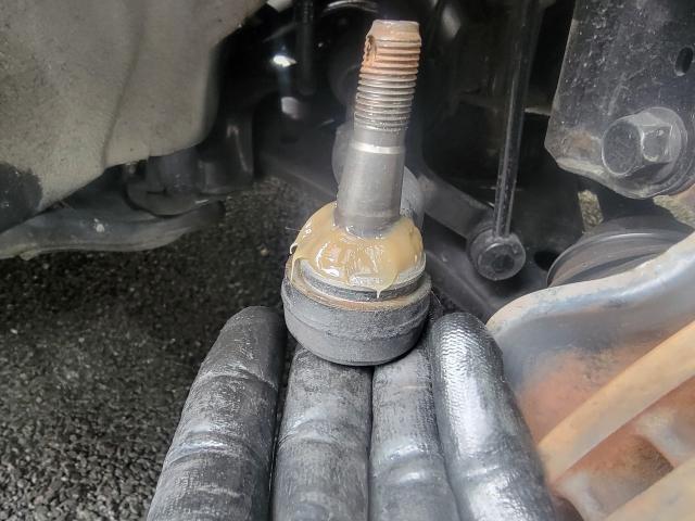 トリプルエス　京都　外車　輸入車整備　京都府　O様　トヨタ　ヴォクシー　DBA-AZR65G　タイロッドエンドダストブーツ　交換