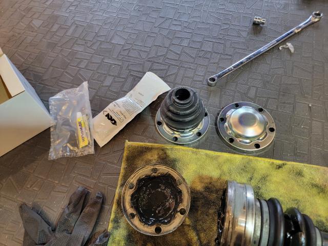 トリプルエス　京都　外車　輸入車整備　大阪府　Y様　マセラティ　グラントゥーリズモ　ドライブシャフトブーツ交換　オイル交換　サスペンション・足回りパーツ取付