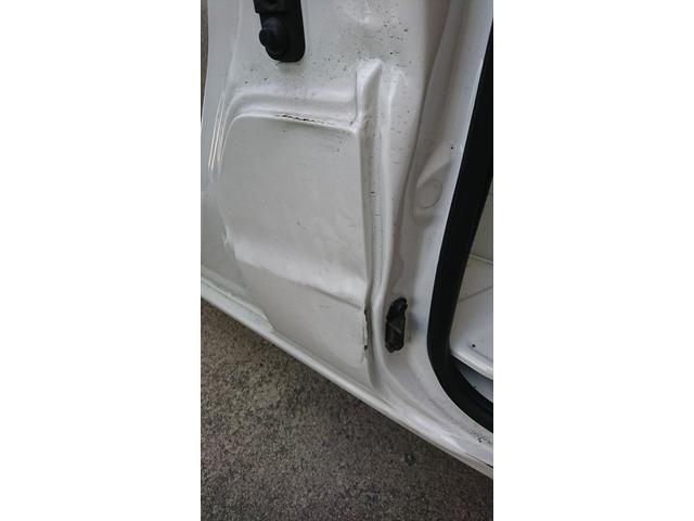 スズキ　エブリーバン　修理です
ドアは２枚交換します