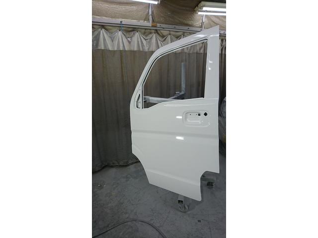 スズキ　エブリーバン　修理です
ドアは２枚交換します