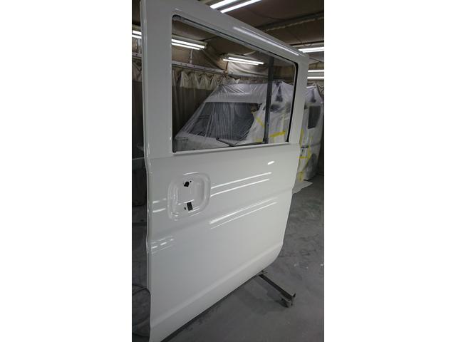 スズキ　エブリーバン　修理です
ドアは２枚交換します