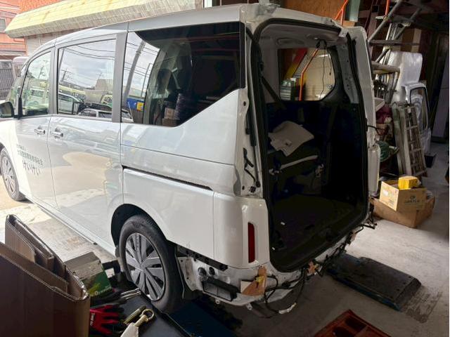 日産　セレナ　板金・外装補修　リヤゲート交換　右リヤフェンダー板金　エンドパネル修正