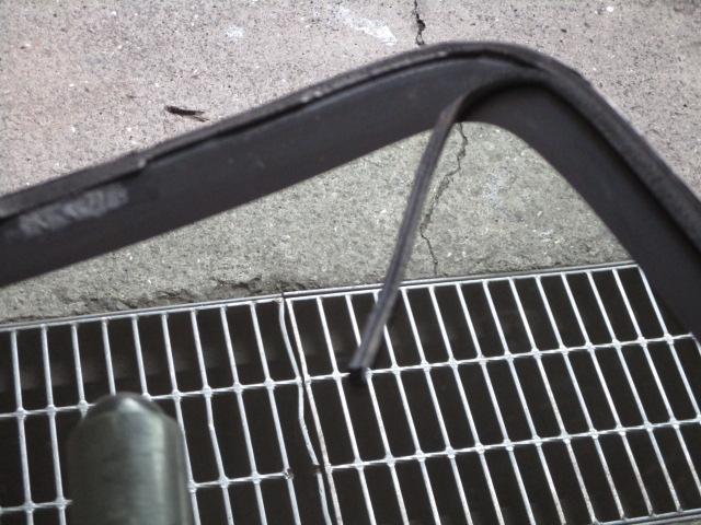 フロントガラス側面より水漏れ　ダイハツエッセ　L235S　大阪府　大阪市　堺市　松原市　富田林市