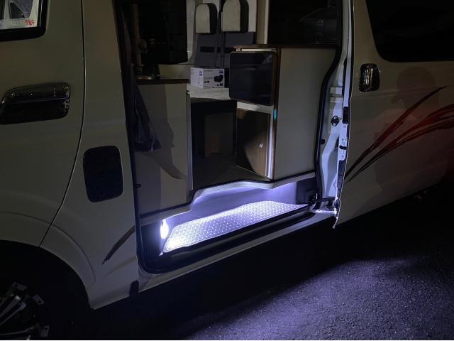 ハイエース　キャンピングカー　フットライト　施工