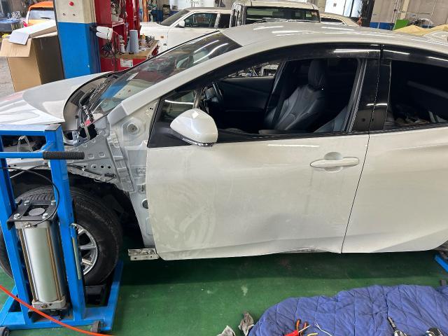 トヨタ　プリウス　50系　事故修理、ドア、フェンダー交換