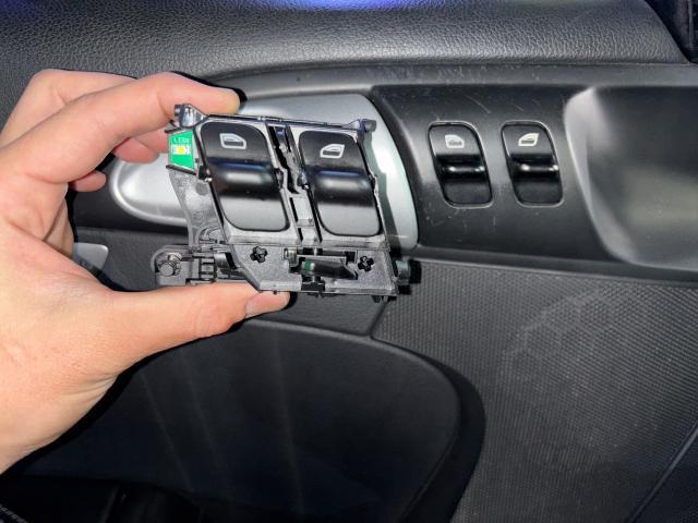 ポルシェ　ボクスター (987) 運転席パワーウィンドウスイッチ不調、交換