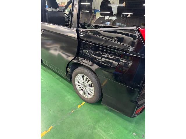 トヨタ　ノア　左ドア、クウォーターパネル事故修理、板金　ドア交換