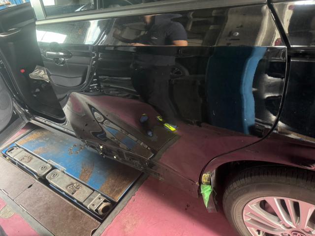 トヨタ　ノア　左ドア、クウォーターパネル事故修理、板金　ドア交換