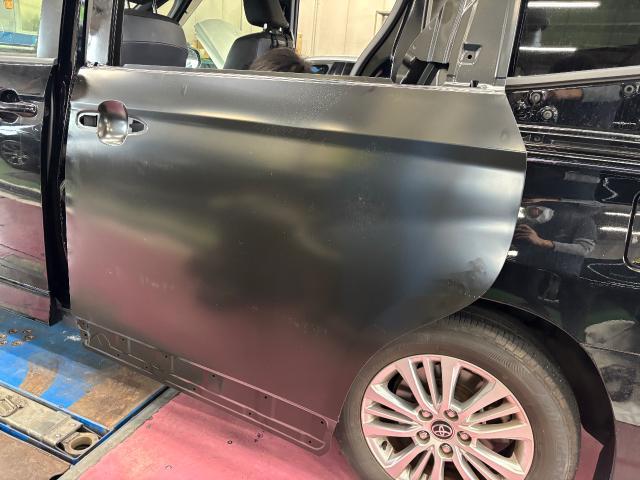 トヨタ　ノア　左ドア、クウォーターパネル事故修理、板金　ドア交換