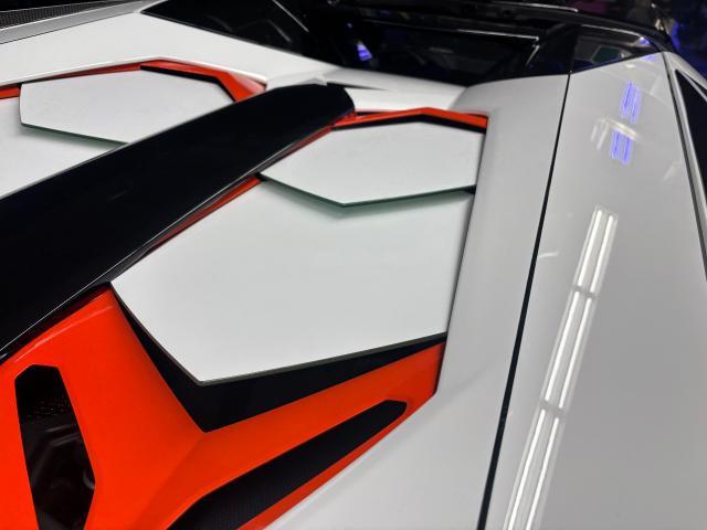 ランボルギーニ　アヴェンタドール　エンジンフード　カバーガラス　ラッピング
