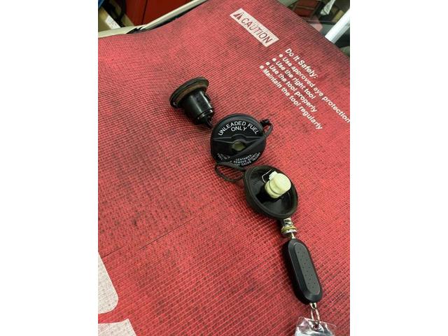 燃料キャップの交換 フィアット500 ABA-31209　地域密着　整備工場　車検　修理　鈑金　塗装　事故修理 保険各種 パーツ持込取付　奈良　北葛城郡 広陵町 磯城郡 田原本町　大和高田市　橿原市　葛城市　香芝市　御所市