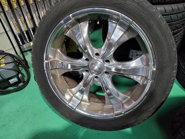 フォード　ＥＸＰＥＤＩＴＩＯＮ　タイヤ交換　２８５/４５Ｒ２２　和泉市　自動車工房ＰＲＯＵＤ