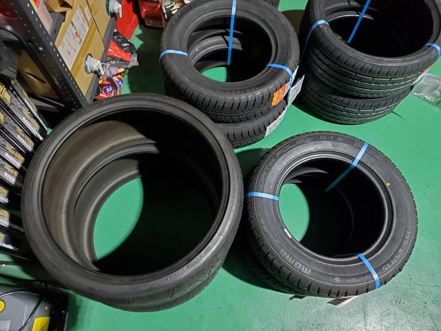 ジャガー　ＸＫＲ　タイヤ交換　２５５／３０Ｒ２１　２９５／２５ＺＲ２１　和泉市　自動車工房ＰＲＯＵＤ