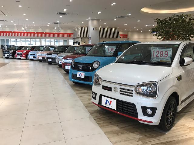 店内にもたくさん人気車が並んでいます。