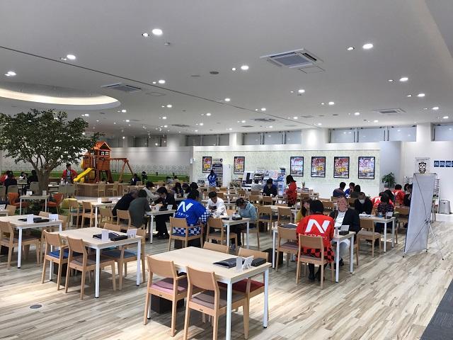 広々ショールーム。明るく開放的です。