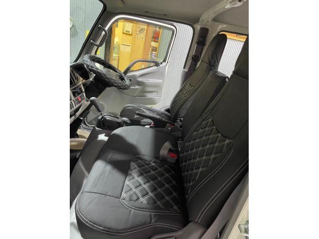 新車 トヨタ ダイナ シートカバー付け！ 荷台、この字シマ板加工