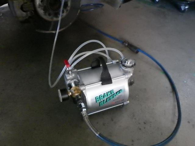 BMW 523i F10　車検整備　パーツ持ち込み取付け・取替え・パーツ販売　輸入車・国産車・ハイブリッド車の整備・修理・車検・メンテナンス大歓迎！ご予約お待ちしております！