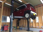 ４トン対応の２柱リフトを完備。マフラー交換作業などにも対応します。