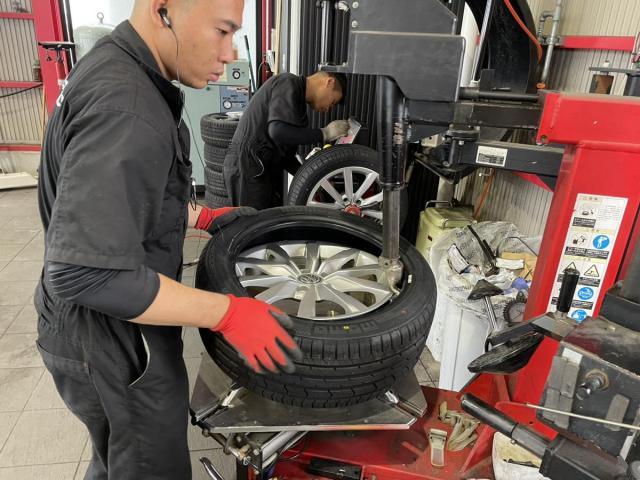 フォルクスワーゲン　ゴルフ　ホイール・タイヤ交換
車検のコバック和歌山湊店　和歌山市　海南市　紀の川市　岩出市　泉南市　阪南市 