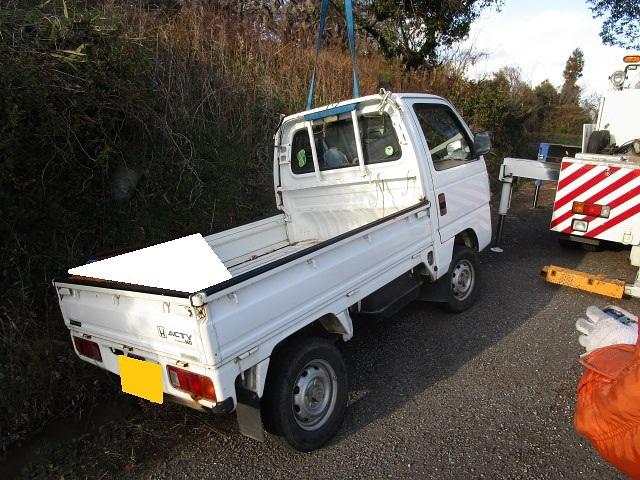 軽トラック脱輪引き上げ作業　クレーンで一発です　佐賀県・小城市・協和自動車