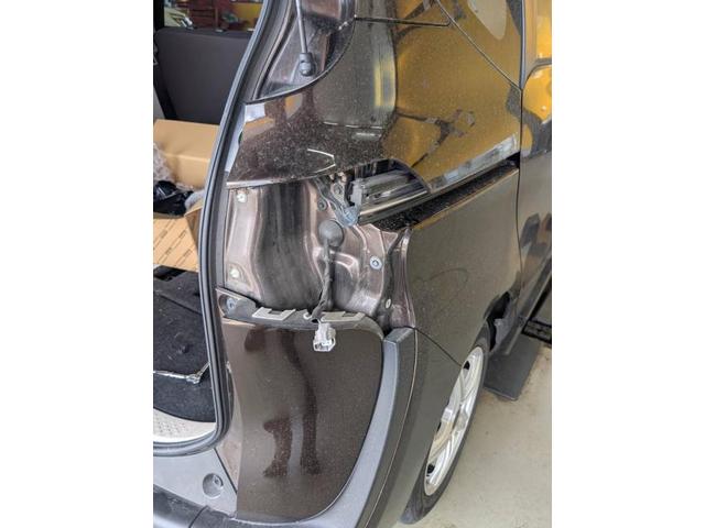 トヨタ/シエンタ【テーレンズASSY交換】　テールレンズが割れちゃった・・・！？　持ち込みも当店で注文交換でも承ります！
北九州市八幡西区、八幡東区、中間市・直方市・鞍手町・遠賀町・水巻町・飯塚市、宗像市等からもご来店いただいてます！