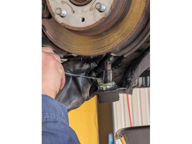 トヨタ/ルーミー【車検】足回りのゴム部品(ブーツ類)の破れは車検に通りません。車検に通らない部品は交換整備必須です！北九州市八幡西区・八幡東区・中間市・直方市・小倉北区・小倉南区・宗像市・福岡市等からもご来店いただいてます！