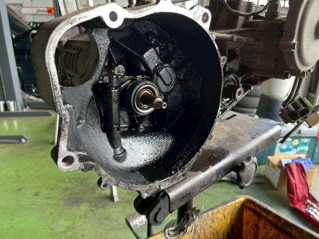 スバル　サンバーバン　ミッション・駆動系修理・整備　クラッチ　走行できない　