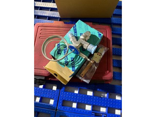 ダイハツ　ハイゼットトラック　冷凍車修理　検索用：　ハイゼットトラック冷凍　　スズキキャリートラック冷凍車　キャリー冷凍車　低温冷凍車　2コンプレサー　2コンプレッサー冷凍車　冷凍車