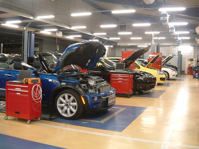 オートマックスでは、業界でも最大級の民間車検工場を自社で所有しています。