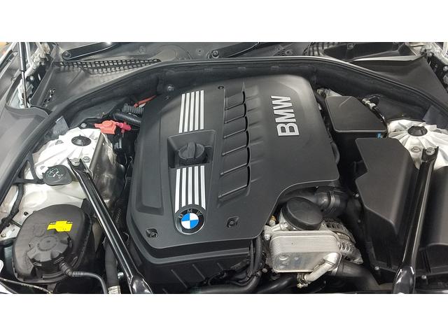 BMW 523iハイライン　ＤＢＡ－ＦＰ２５　エンジンオイル漏れ修理
車の事ならオートマックスへ！