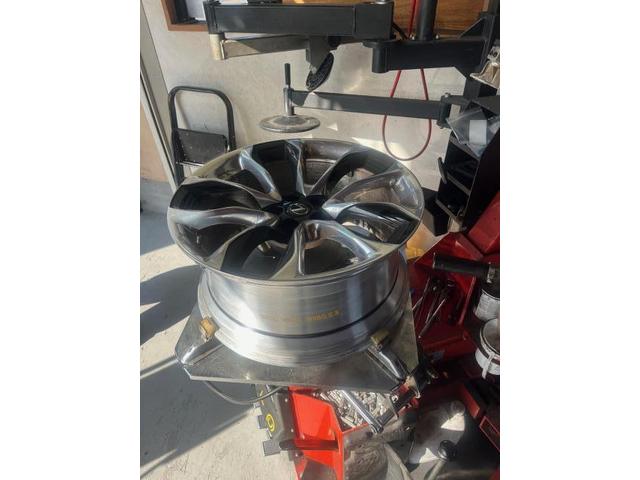 レクサス　ＬＣ　21インチタイヤ交換　大分市　別府市　由布市　竹田市　豊後大野市　臼杵市　日出町　津久見市　佐伯市　杵築市　国東市　のお客様も大歓迎です！