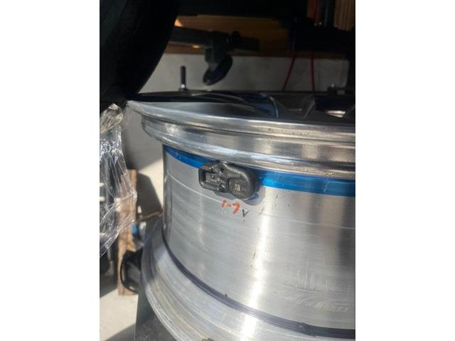 レクサス　ＬＣ　21インチタイヤ交換　大分市　別府市　由布市　竹田市　豊後大野市　臼杵市　日出町　津久見市　佐伯市　杵築市　国東市　のお客様も大歓迎です！