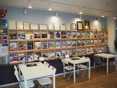 カタログも充実！広々とした商談ルーム！