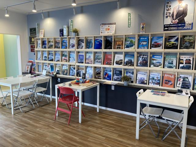 カタログ充実の店内。